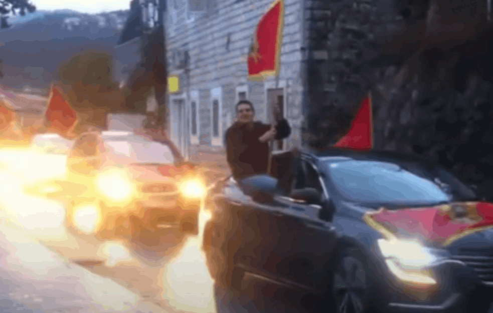 HERCEG NOVI NIJE <span style='color:red;'><b>SRPSKI GRAD</b></span>? 'Patriote' patrolirale gradovima Crne Gore uz povike i crnogorske zastave, policija sprečila SUKOBE (VIDEO)
